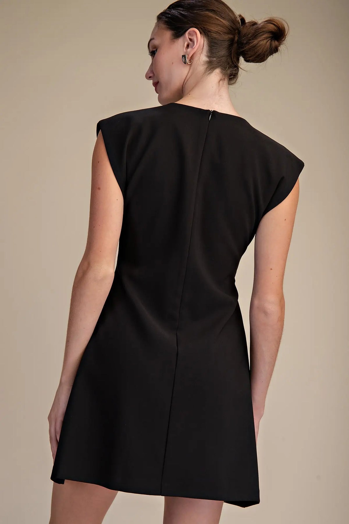 Black Round Neck Waist Pleated Mini Dress