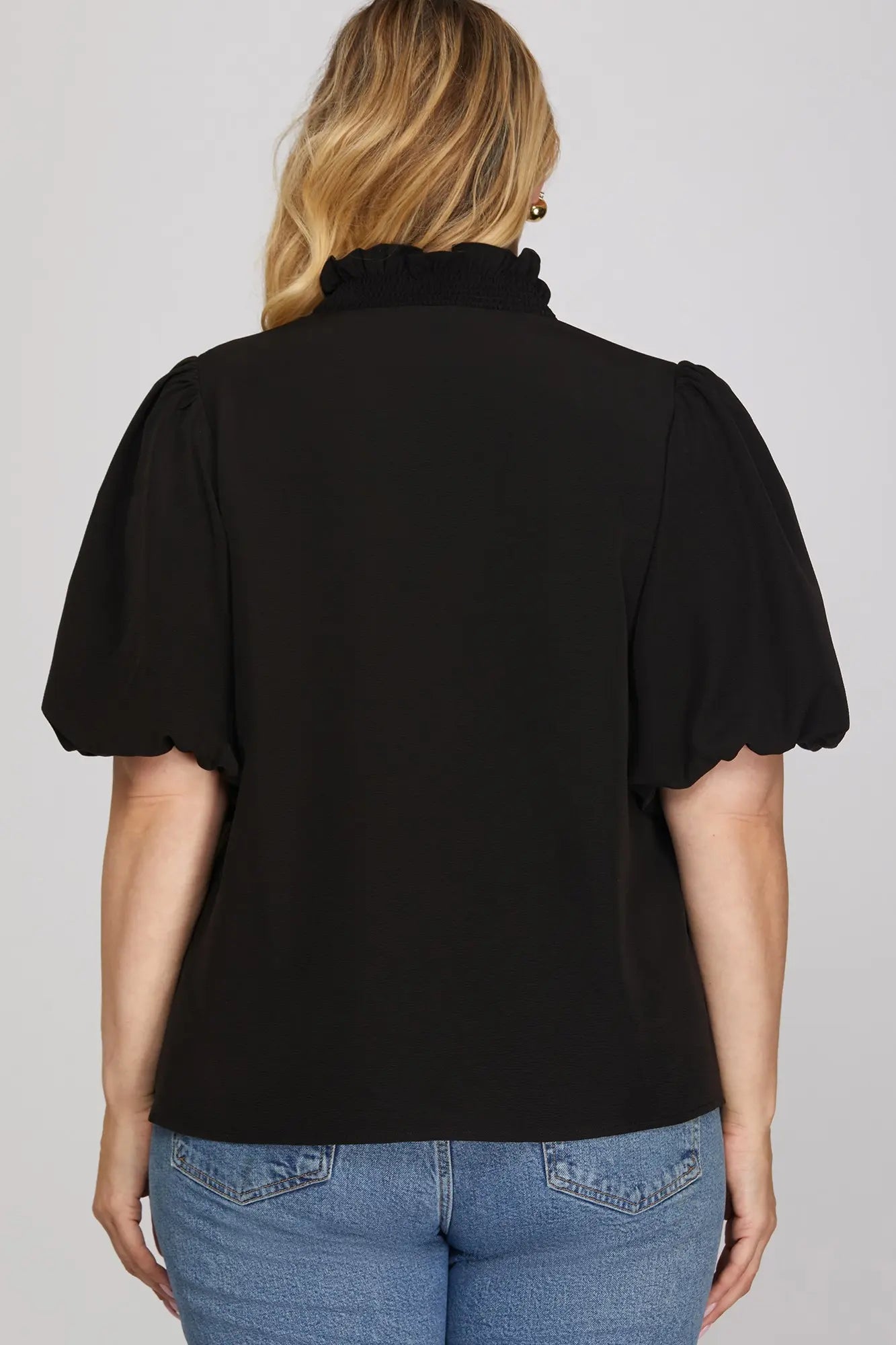 SHORT BUBBLE SLEEVE SMOCKED NECK TOP +